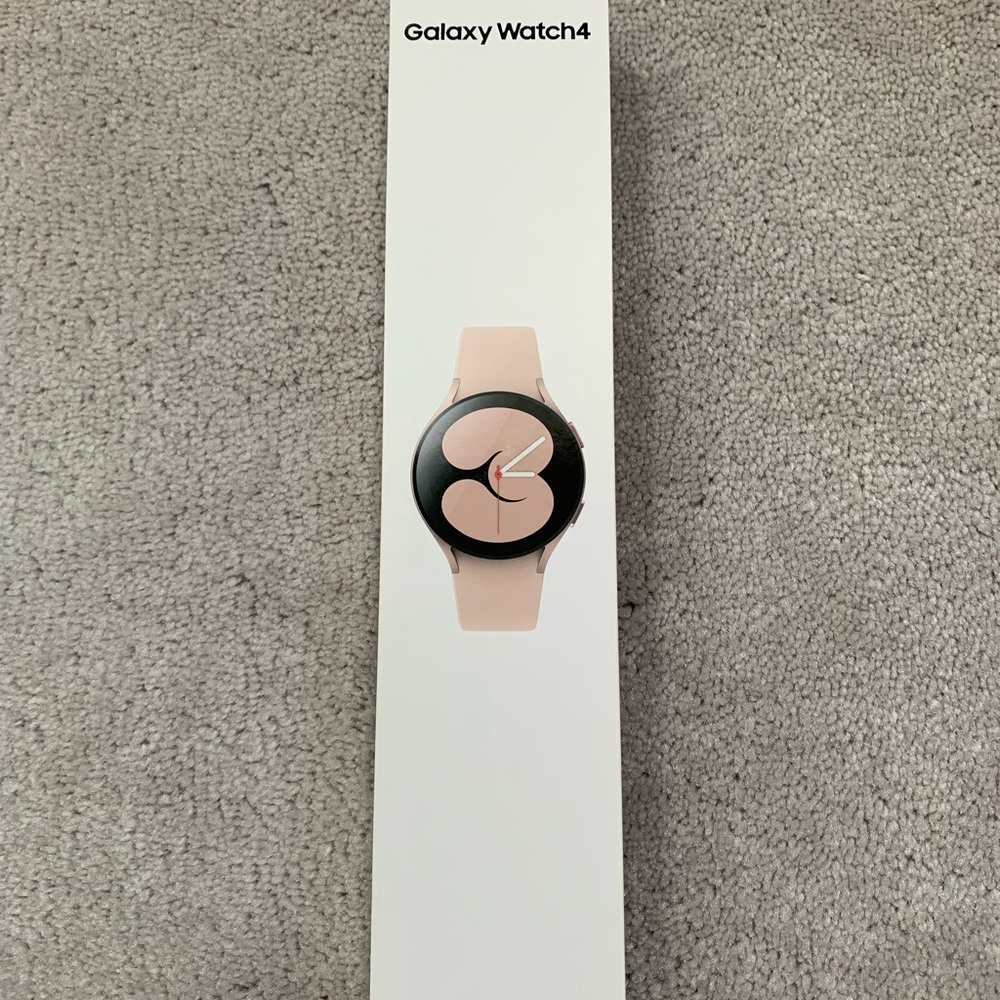 Samsung Galaxy Watch4 - Rose gold 40mm Face and two S/M straps